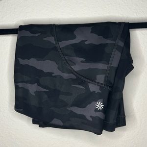 041. Athleta Ultimate Stash Pocket Camo 7” Short - Size Medium